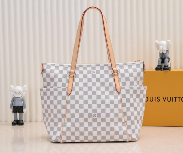Louis Vuitton M56689 Handbag