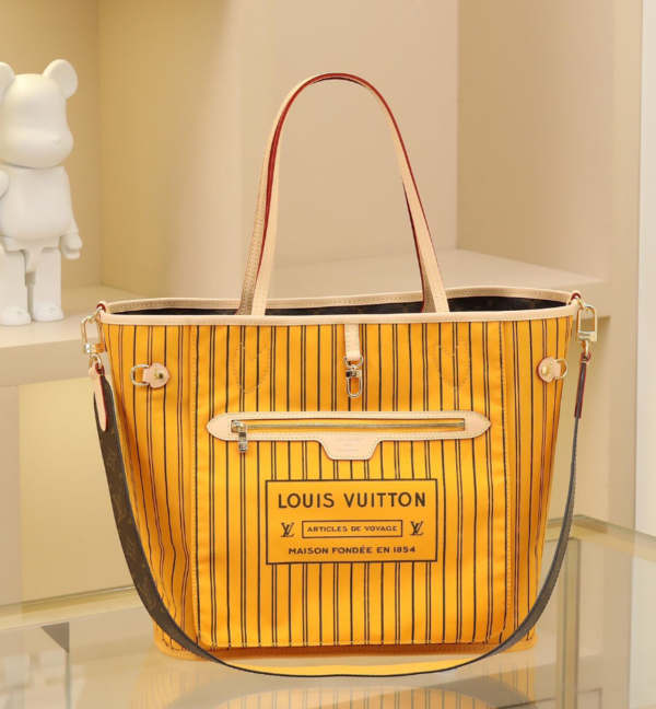 Louis Vuitton M12257 Handbag