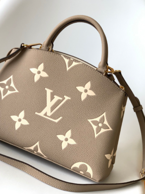 Louis Vuitton M58916 Handbag