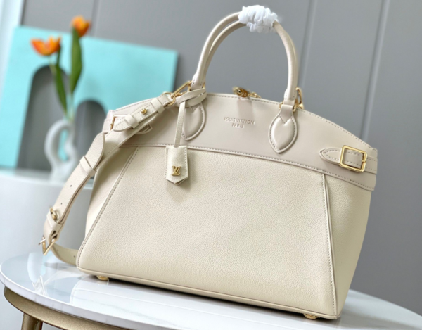 Louis Vuitton M22927 Handbag 白