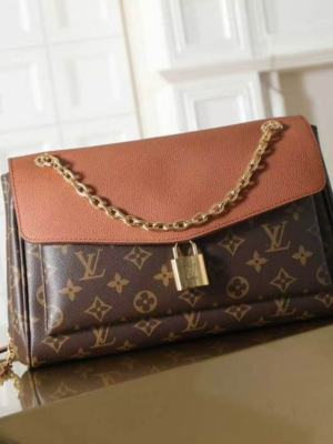 Louis Vuitton M27065 Handbag